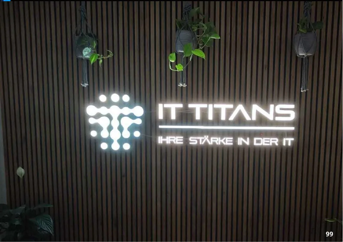 3D Leuchtbuchstaben Büro Empfang - IT Titans auf Holzlamellen