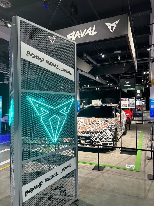 CUPRA Raval Logo Leuchtschild Messestand LED Leuchtreklame